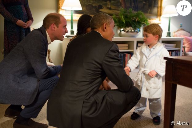 Le prince George de Cambridge salue le président Barack Obama avant d'aller se coucher, en avril 2016 au palais de Kensington, à Londres.