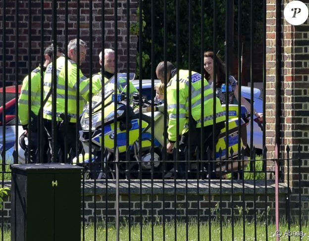 Le prince George de Cambridge monte sur une moto de la police de Londres, le 24 mai 2016, sous les yeux de sa mère la duchesse Catherine.