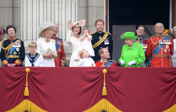Le prince William s'accroupit pour répondre aux questions de son fils pendant la parade aérienne du défilé Trooping the Colour le 11 juin 2016... et se fait rappeler à l'ordre par Elizabeth II.