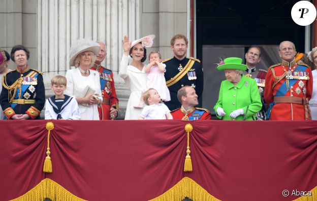Le prince William s'accroupit pour répondre aux questions de son fils pendant la parade aérienne du défilé Trooping the Colour le 11 juin 2016... et se fait rappeler à l'ordre par Elizabeth II.