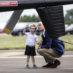 Le prince George de Cambridge très intéressé au salon aérien Royal International Air Tattoo à la base RAF de Fairford, le 8 juillet 2016.