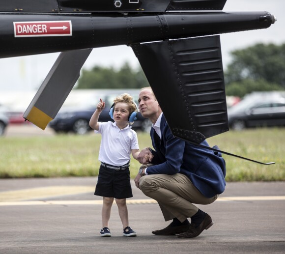 Le prince George de Cambridge très intéressé au salon aérien Royal International Air Tattoo à la base RAF de Fairford, le 8 juillet 2016.