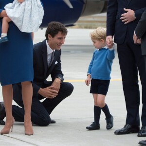 Le prince George de Cambridge a refusé de serrer la main du Premier ministre canadien Justin Trudeau, venu accueillir le prince William et Kate Middleton avec leurs enfants au premier jour de leur tournée officielle au Canada, le 24 septembre 2016 à Victoria.