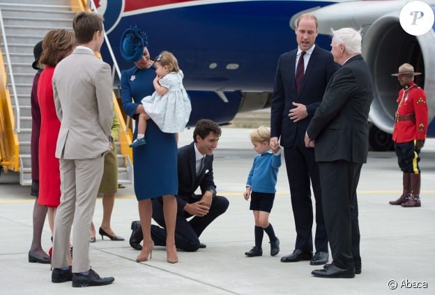 Le prince George de Cambridge a refusé de serrer la main du Premier ministre canadien Justin Trudeau, venu accueillir le prince William et Kate Middleton avec leurs enfants au premier jour de leur tournée officielle au Canada, le 24 septembre 2016 à Victoria.