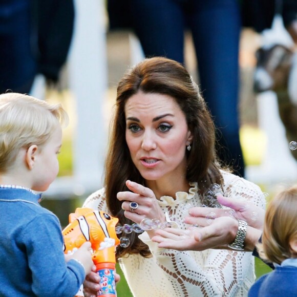 Le prince George de Cambridge se fait gronder après s'être servi de son pistolet à bulles pou tirer sur sa famille, le 28 septembre 2016 lors d'une fête pour enfants à la Maison du Gouvernement à Victoria, au Canada.