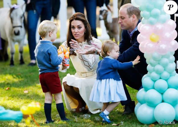 Le prince George de Cambridge se fait gronder après s'être servi de son pistolet à bulles pou tirer sur sa famille, le 28 septembre 2016 lors d'une fête pour enfants à la Maison du Gouvernement à Victoria, au Canada.