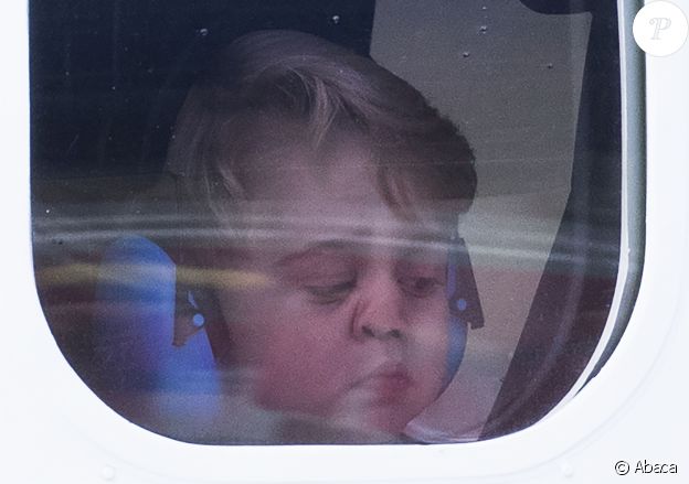 Le prince George de Cambridge s'écrase contre le hublot de l'hydravion dont le décollage marque la fin de la tournée royale de sa famille au Canada, le 1er octobre 2016 à Victoria.