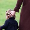 Kate Middleton, duchesse de Cambridge, portant un pansement au pouce gauche, à la sortie de l'église d'Englefield avec sa fille la princesse Charlotte après la messe de Noël le 25 décembre 2016.