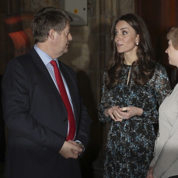 Kate Middleton, duchesse de Cambridge, portant un pansement au pouce gauche le 22 novembre 2016 lors d'une tea party avec de jeunes écoliers au Museum d'histoire naturelle de Londres.