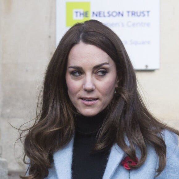 Kate Middleton, duchesse de Cambridge, portant un pansement à la main gauche le 4 novembre 2016 lors d'une visite au Nelson Trust Women's Centre à Gloucester.