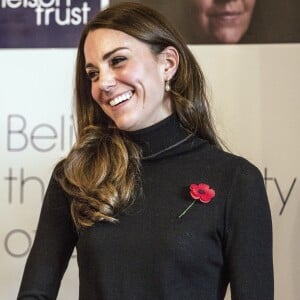 Kate Middleton, duchesse de Cambridge, portant un pansement à la main gauche le 4 novembre 2016 lors d'une visite au Nelson Trust Women's Centre à Gloucester.