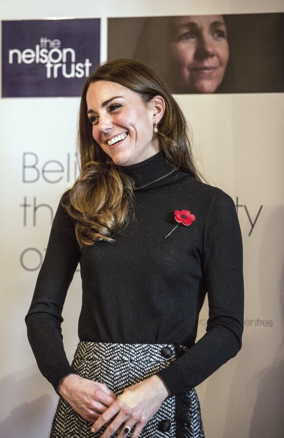 Kate Middleton, duchesse de Cambridge, portant un pansement à la main gauche le 4 novembre 2016 lors d'une visite au Nelson Trust Women's Centre à Gloucester.