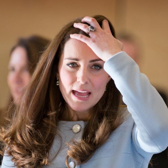 Kate Middleton, duchesse de Cambridge, enceinte de la princesse Charlotte, portant un pansement au majeur droit lors de l'inauguration de la Kensington Aldridge Academy à Londres le 19 janvier 2015.