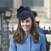 Kate Middleton, duchesse de Cambridge, portant un pansement à l'index gauche le 7 février 2016 lors d'un événement pour les 75 ans des Cadets de la RAF, à Londres.