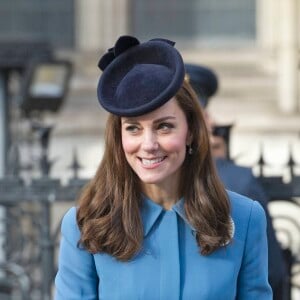 Kate Middleton, duchesse de Cambridge, portant un pansement à l'index gauche le 7 février 2016 lors d'un événement pour les 75 ans des Cadets de la RAF, à Londres.