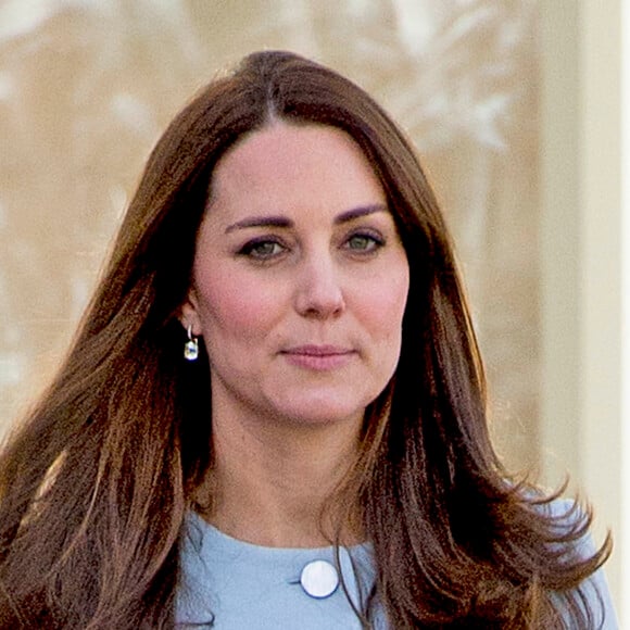 Kate Middleton, duchesse de Cambridge, enceinte de la princesse Charlotte, portant un pansement au majeur droit lors de l'inauguration de la Kensington Aldridge Academy à Londres le 19 janvier 2015.