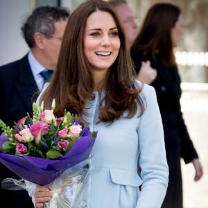 Kate Middleton, duchesse de Cambridge, enceinte de la princesse Charlotte, portant un pansement au majeur droit lors de l'inauguration de la Kensington Aldridge Academy à Londres le 19 janvier 2015.