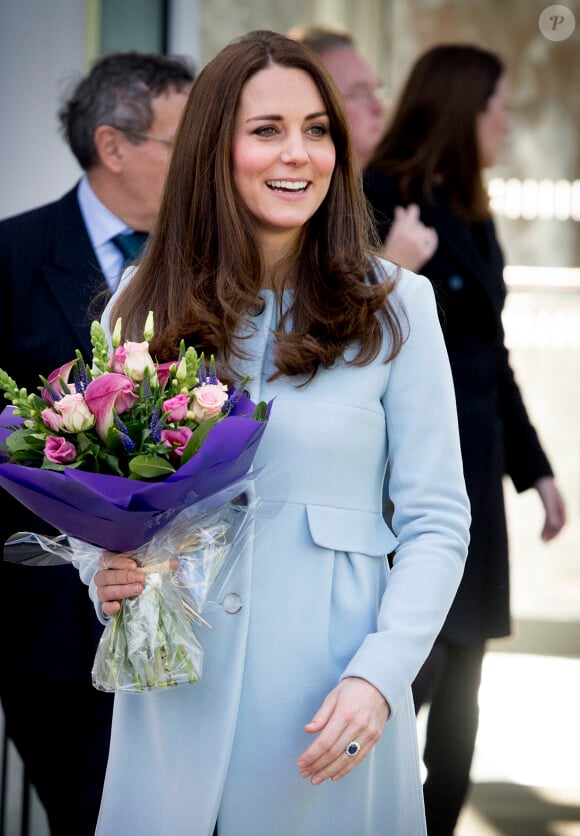 Kate Middleton, duchesse de Cambridge, enceinte de la princesse Charlotte, portant un pansement au majeur droit lors de l'inauguration de la Kensington Aldridge Academy à Londres le 19 janvier 2015.