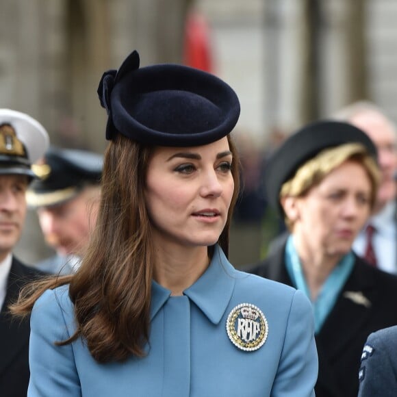 Kate Middleton, duchesse de Cambridge, portant un pansement à l'index gauche le 7 février 2016 lors d'un événement pour les 75 ans des Cadets de la RAF, à Londres.