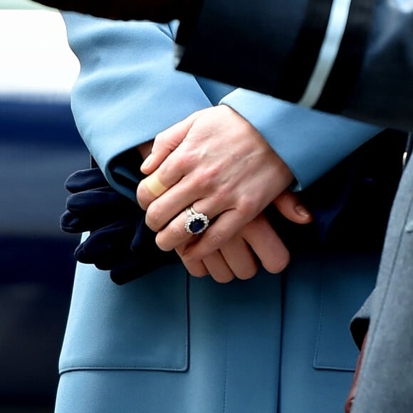 Kate Middleton, duchesse de Cambridge, portant un pansement à l'index gauche le 7 février 2016 lors d'un événement pour les 75 ans des Cadets de la RAF, à Londres.