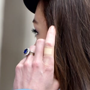 Kate Middleton, duchesse de Cambridge, portant un pansement à l'index gauche le 7 février 2016 lors d'un événement pour les 75 ans des Cadets de la RAF, à Londres.