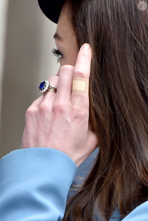 Kate Middleton, duchesse de Cambridge, portant un pansement à l'index gauche le 7 février 2016 lors d'un événement pour les 75 ans des Cadets de la RAF, à Londres.