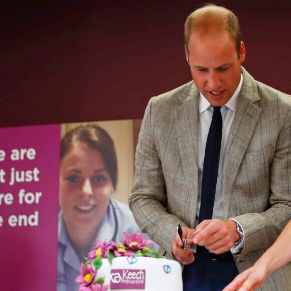 Théma - Kate Middleton, la duchesse aux pansements - Kate Catherine Middleton, duchesse de Cambridge, enceinte se rend à la Kensington Aldridge Academy à Londres le 19 janvier 2015. Elle porte un manteau de la marque Séraphine.  Duchess of Cambridge, Catherine (Kate Middleton) seen arriving at the Kensington Aldridge Academy which she will open this morning in London on January 19, 201524/08/2016 - Luton