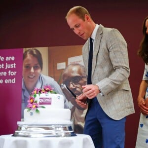 Théma - Kate Middleton, la duchesse aux pansements - Kate Catherine Middleton, duchesse de Cambridge, enceinte se rend à la Kensington Aldridge Academy à Londres le 19 janvier 2015. Elle porte un manteau de la marque Séraphine.  Duchess of Cambridge, Catherine (Kate Middleton) seen arriving at the Kensington Aldridge Academy which she will open this morning in London on January 19, 201524/08/2016 - Luton