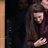 Kate Middleton, duchesse de Cambridge, portant un pansement au pouce gauche, à la sortie de l'église d'Englefield avec sa fille la princesse Charlotte après la messe de Noël le 25 décembre 2016.