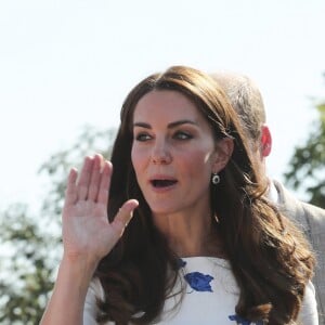 Théma - Kate Middleton, la duchesse aux pansements - Kate Catherine Middleton, duchesse de Cambridge, enceinte se rend à la Kensington Aldridge Academy à Londres le 19 janvier 2015. Elle porte un manteau de la marque Séraphine.  Duchess of Cambridge, Catherine (Kate Middleton) seen arriving at the Kensington Aldridge Academy which she will open this morning in London on January 19, 201524/08/2016 - 