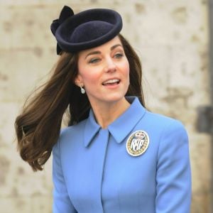 Kate Middleton, duchesse de Cambridge, portant un pansement à l'index gauche le 7 février 2016 lors d'un événement pour les 75 ans des Cadets de la RAF, à Londres.