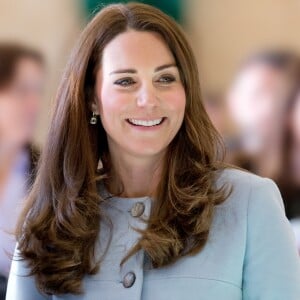 Kate Middleton, duchesse de Cambridge, alors enceinte de la princesse Charlotte, portant un pansement au majeur droit lors de l'inauguration de la Kensington Aldridge Academy à Londres le 19 janvier 2015.