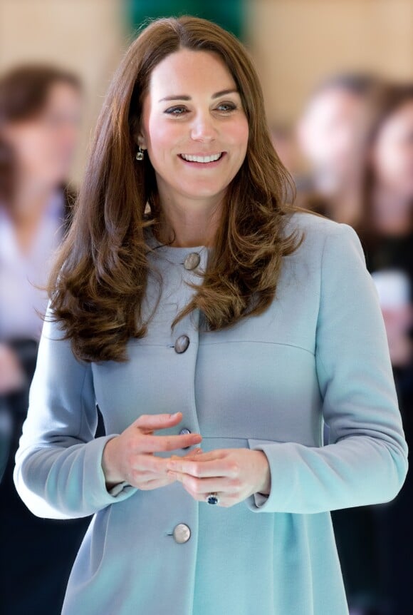 Kate Middleton, duchesse de Cambridge, alors enceinte de la princesse Charlotte, portant un pansement au majeur droit lors de l'inauguration de la Kensington Aldridge Academy à Londres le 19 janvier 2015.