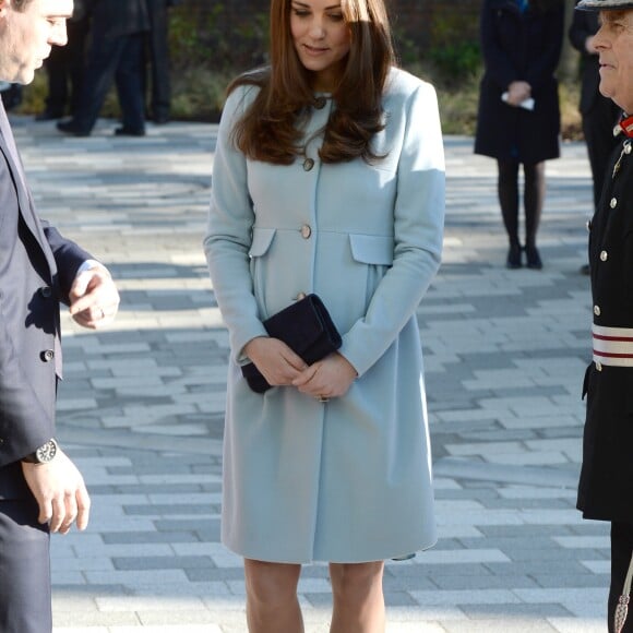 Kate Middleton, duchesse de Cambridge, alors enceinte de la princesse Charlotte, portant un pansement au majeur droit lors de l'inauguration de la Kensington Aldridge Academy à Londres le 19 janvier 2015.