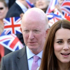 Kate Middleton, duchesse de Cambridge, alors enceinte de la princesse Charlotte, portant un pansement au majeur droit lors de l'inauguration de la Kensington Aldridge Academy à Londres le 19 janvier 2015.