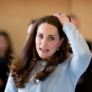 Kate Middleton, duchesse de Cambridge, alors enceinte de la princesse Charlotte, portant un pansement au majeur droit lors de l'inauguration de la Kensington Aldridge Academy à Londres le 19 janvier 2015.