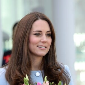 Kate Middleton, duchesse de Cambridge, alors enceinte de la princesse Charlotte, portant un pansement au majeur droit lors de l'inauguration de la Kensington Aldridge Academy à Londres le 19 janvier 2015.