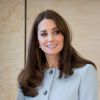 Kate Middleton, duchesse de Cambridge, alors enceinte de la princesse Charlotte, portant un pansement au majeur droit lors de l'inauguration de la Kensington Aldridge Academy à Londres le 19 janvier 2015.