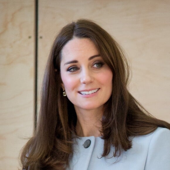 Kate Middleton, duchesse de Cambridge, alors enceinte de la princesse Charlotte, portant un pansement au majeur droit lors de l'inauguration de la Kensington Aldridge Academy à Londres le 19 janvier 2015.