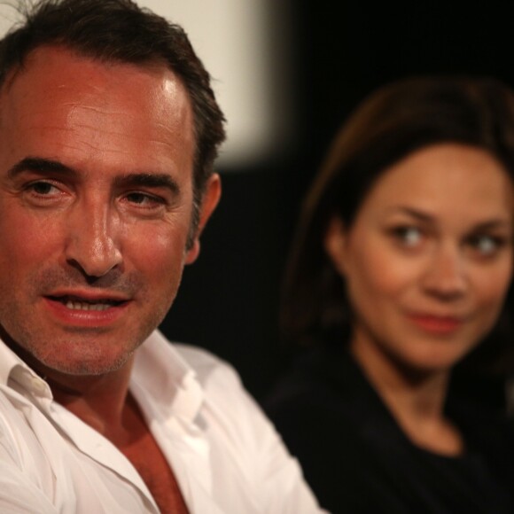 Jean Dujardin et sa compagne Nathalie Péchalat - Jean Dujardin et sa compagne Nathalie Péchalat à l'inauguration du cinéma communal Jean Dujardin à Lesparre-Médoc accompagné de ses parents le 27 juin 2015.