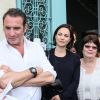 Jean Dujardin et sa compagne Nathalie Péchalat - Jean Dujardin et sa compagne Nathalie Péchalat à l'inauguration du cinéma communal Jean Dujardin à Lesparre-Médoc accompagné de ses parents le 27 juin 2015.