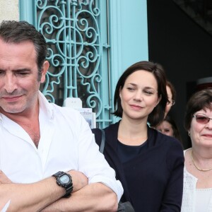 Jean Dujardin et sa compagne Nathalie Péchalat - Jean Dujardin et sa compagne Nathalie Péchalat à l'inauguration du cinéma communal Jean Dujardin à Lesparre-Médoc accompagné de ses parents le 27 juin 2015.