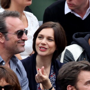 Jean Dujardin et sa compagne Nathalie Péchalat dans les tribunes de la finale homme des internationaux de France de Roland Garros à Paris le 5 juin 2016. Moreau-Jacovides / Bestimage