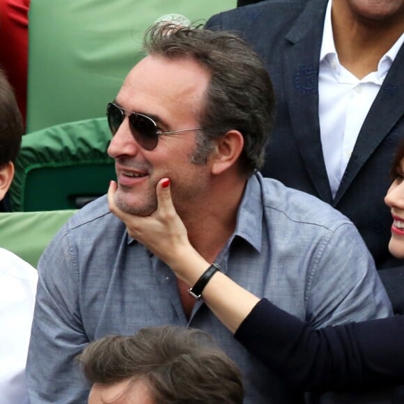 Jean Dujardin et sa compagne Nathalie Péchalat dans les tribunes de la finale homme des internationaux de France de Roland Garros à Paris le 5 juin 2016. Moreau-Jacovides / Bestimage