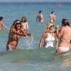 Kelly Bensimon et des amies profitent de la plage à Miami, le 29 décembre 2016. © CPA/Bestimage