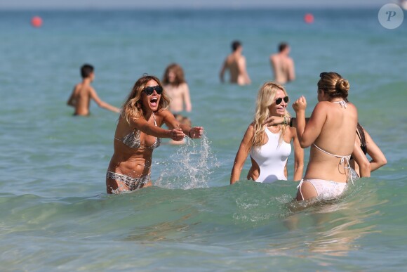 Kelly Bensimon et des amies profitent de la plage à Miami, le 29 décembre 2016. © CPA/Bestimage