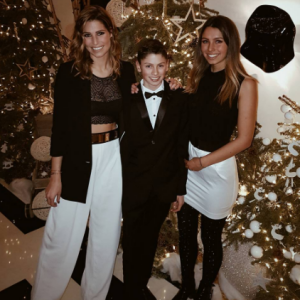 Laury Thilleman fête la nouvelle année avec sa petite soeur Julie et son petit frère Hugo.