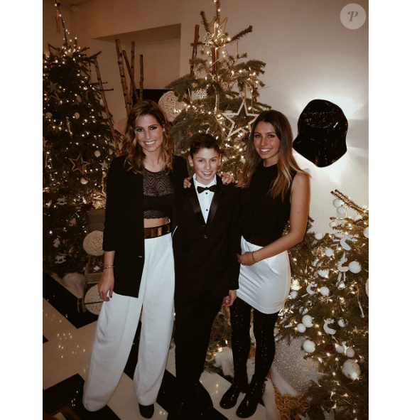 Laury Thilleman fête la nouvelle année avec sa petite soeur Julie et son petit frère Hugo.