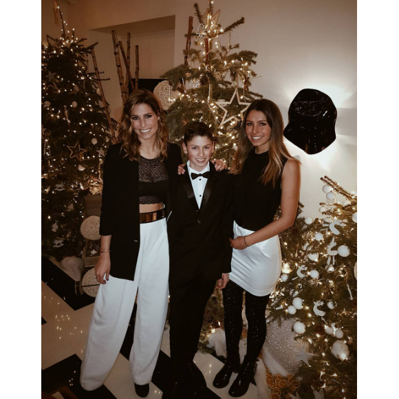 Laury Thilleman fête la nouvelle année avec sa petite soeur Julie et son petit frère Hugo.