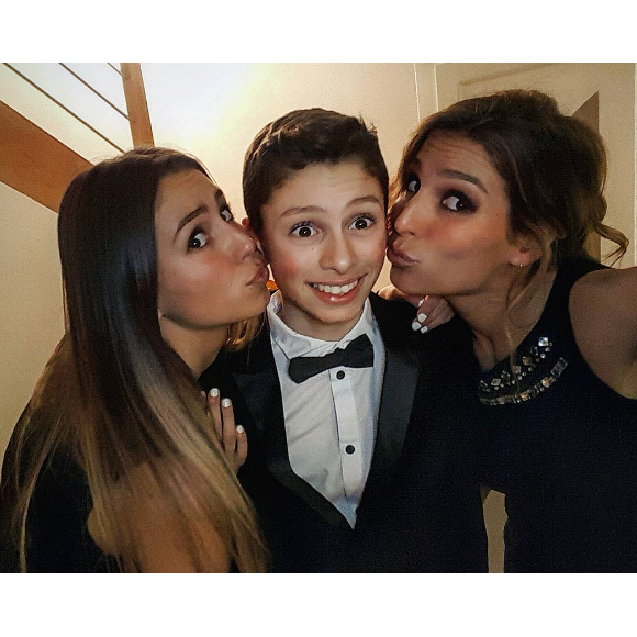 Laury Thilleman fête Noël avec sa petite soeur Julie et son petit frère Hugo.